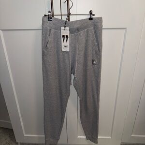 Alo Yoga Muse Sweatpant in Athletic Heather Grey